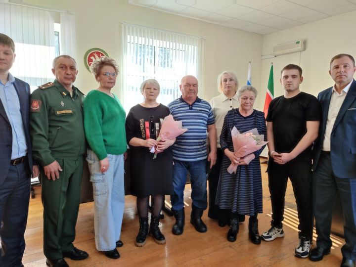 В Лениногорске сестре и брату погибшего в СВО солдата вручили удостоверение к ордену Мужества