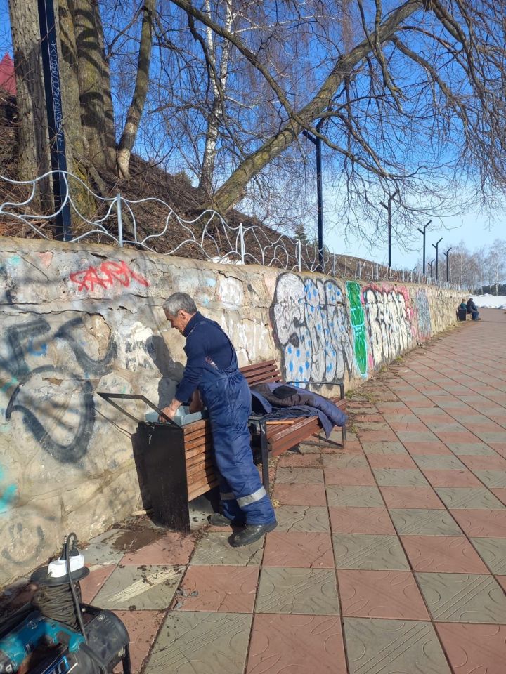 В Лениногорском районе продолжается уборка снега и наледи