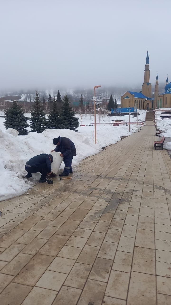 В Лениногорском районе продолжается уборка снега и наледи