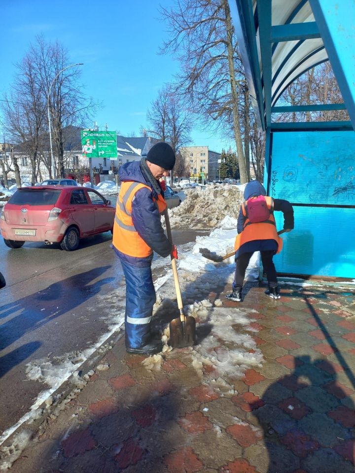 В Лениногорском районе продолжается уборка снега и наледи