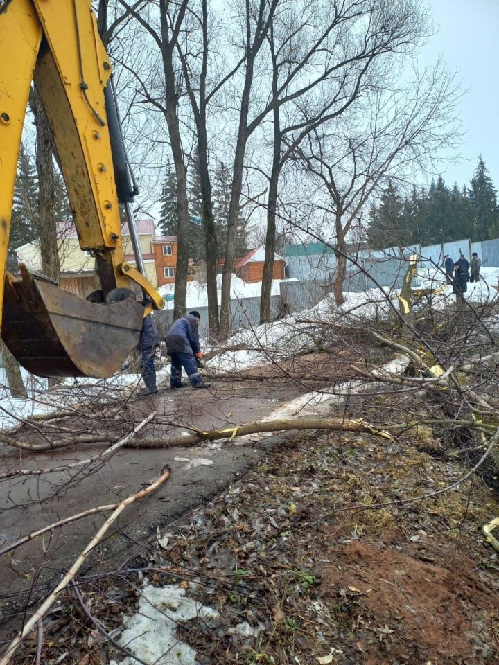 В Лениногорском районе продолжается уборка снега и наледи