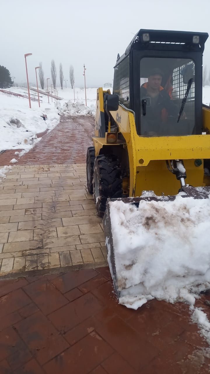 В Лениногорском районе продолжается уборка снега и наледи