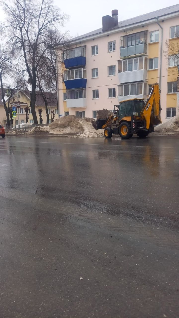 В Лениногорском районе продолжается уборка снега и наледи