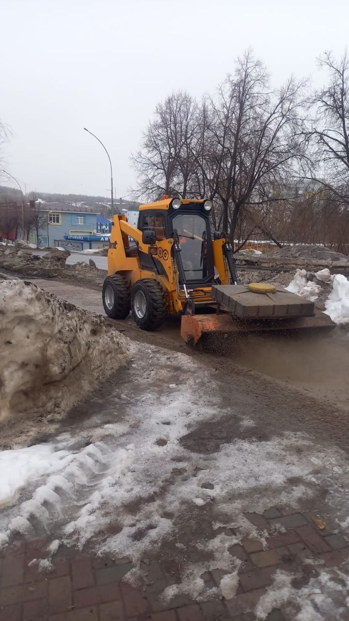 В Лениногорском районе продолжается уборка снега и наледи