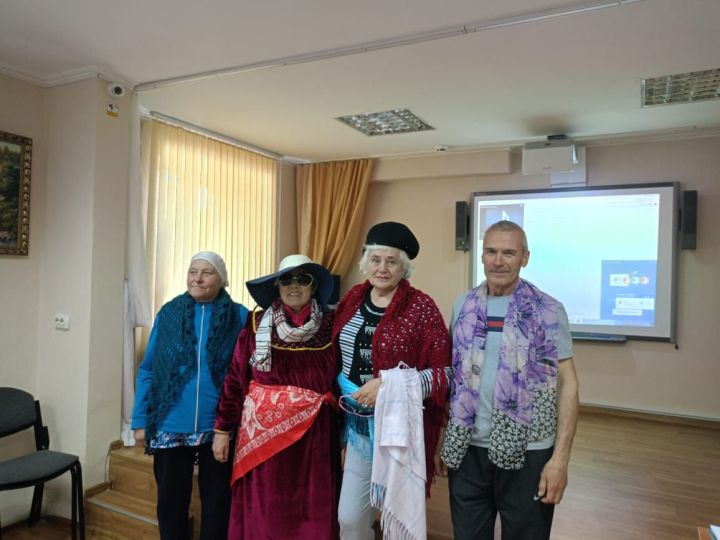 В Лениногорске в Центре социальной помощи «Долголетие» сотрудники городской библиотеки напомнили о семейных ценностях