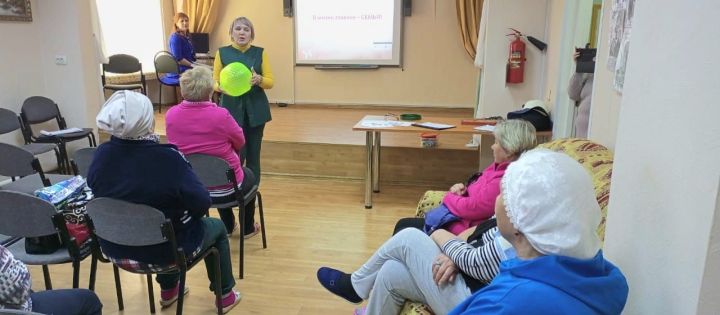 В Лениногорске в Центре социальной помощи «Долголетие» сотрудники городской библиотеки напомнили о семейных ценностях