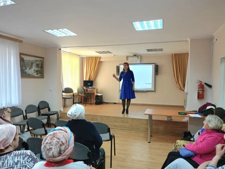 В Лениногорске в Центре социальной помощи «Долголетие» сотрудники городской библиотеки напомнили о семейных ценностях