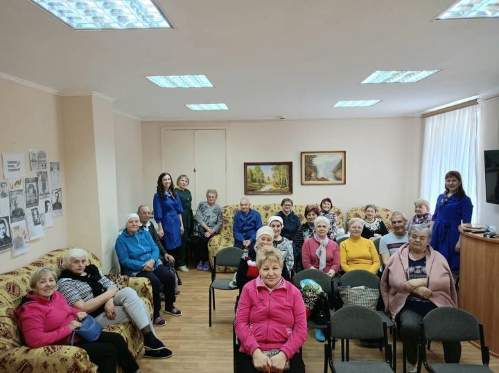 В Лениногорске в Центре социальной помощи «Долголетие» сотрудники городской библиотеки напомнили о семейных ценностях