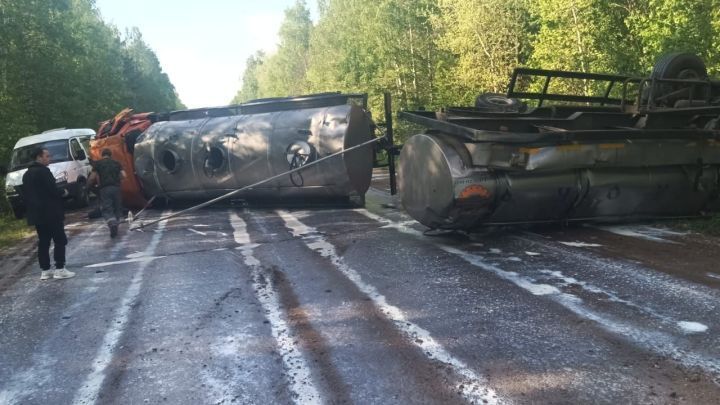 20-тонный гружёный молоковоз перевернулся под Азнакаево