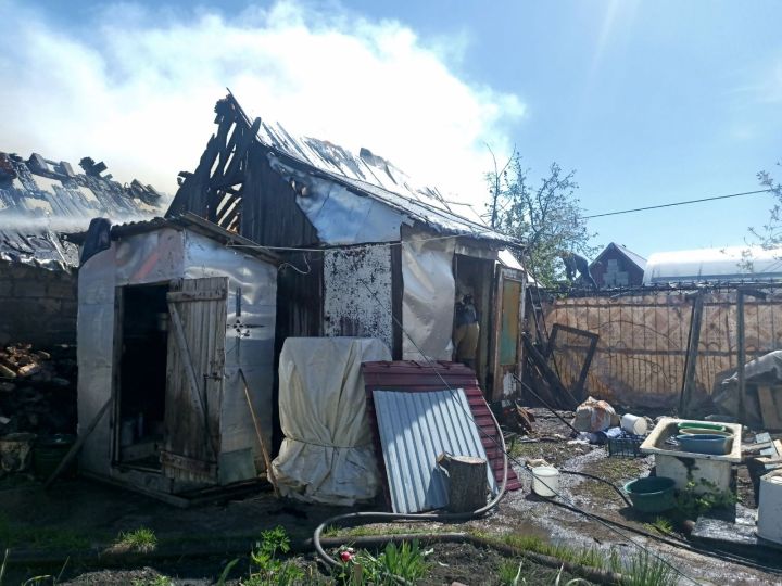 В Лениногорске при загадочных обстоятельствах одновременно загорелись баня и сарай