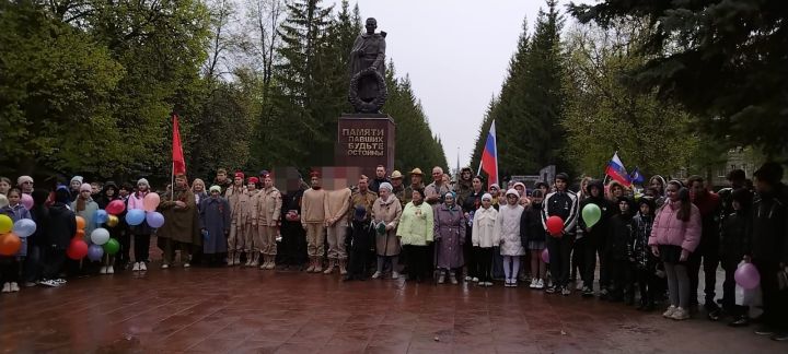 В Лениногорске на ретро-автомбилях проехали труженики тыла