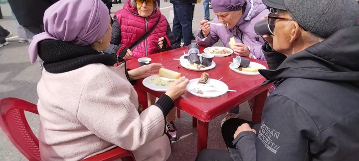 В Лениногорске ветеранов угощали настоящей солдатской кашей у полевой кухни