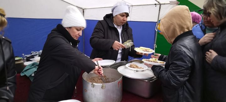 В Лениногорске ветеранов угощали настоящей солдатской кашей у полевой кухни