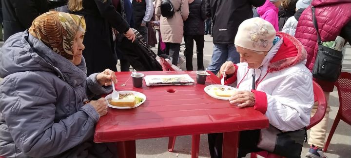 В Лениногорске ветеранов угощали настоящей солдатской кашей у полевой кухни