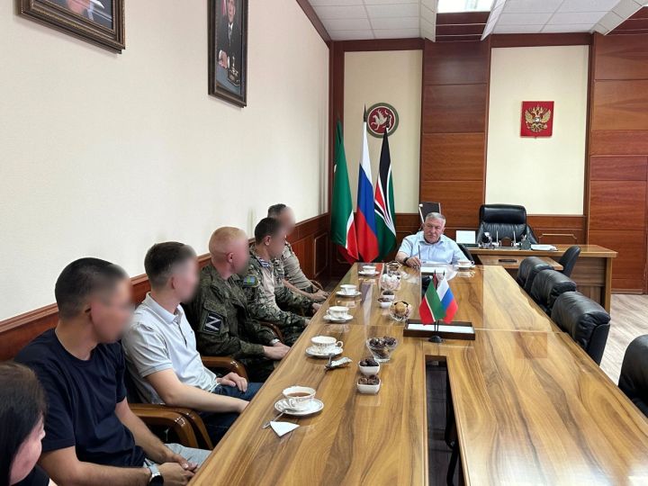 В Лениногорске приехавшие в отпуск бойцы СВО обсудили насущные проблемы с главой Лениногорского района Рягатом Хусаиновым