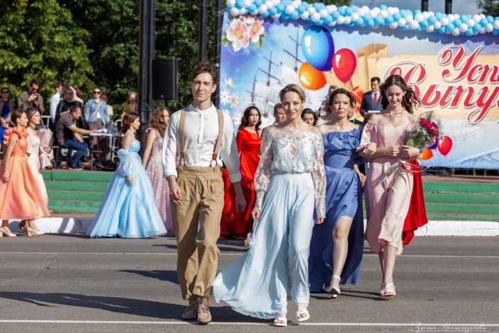 В Лениногорске прошла торжественная линейка для выпускников школ города и района