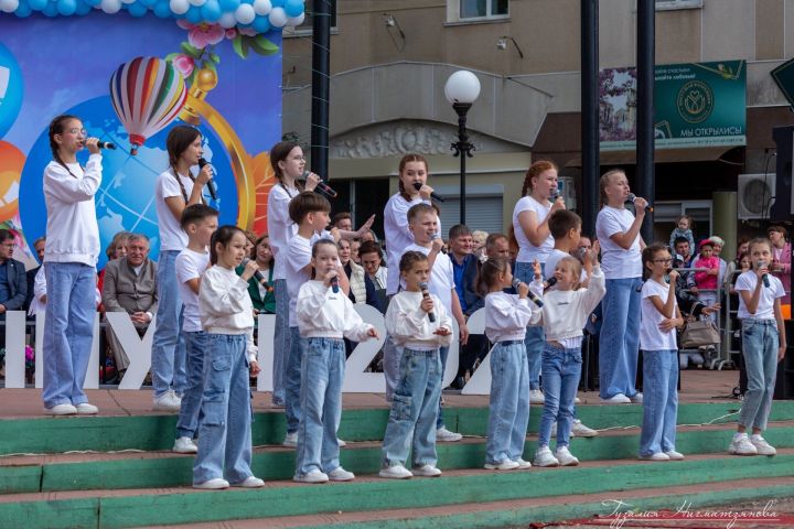 В Лениногорске прошла торжественная линейка для выпускников школ города и района